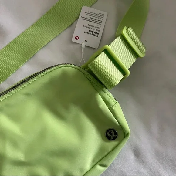 🆕 Lululemon ORIGINAL OG Everywhere Belt Bag - NEMI Neo Mint - Picture 3 of 8
